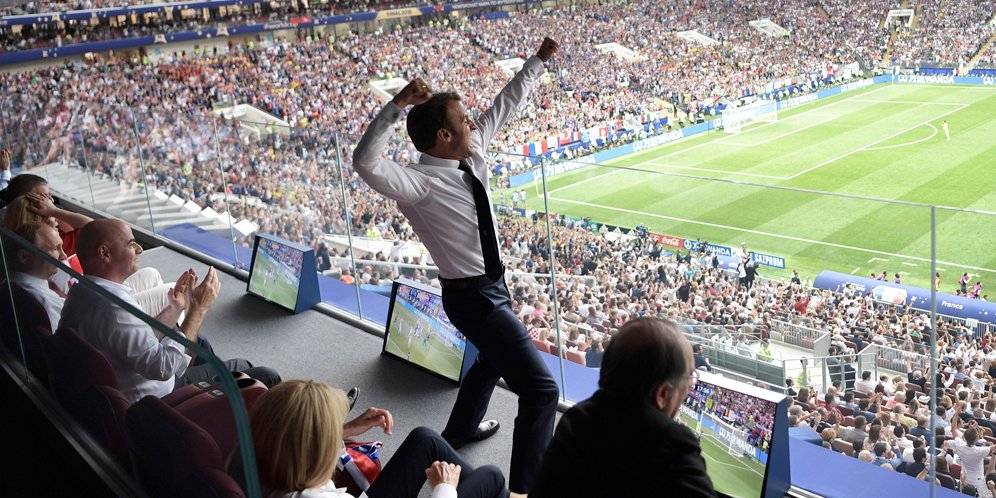 Presiden Perancis - Emmanuel Macron Lakukan Selebrasi Melalui Podium Penonton